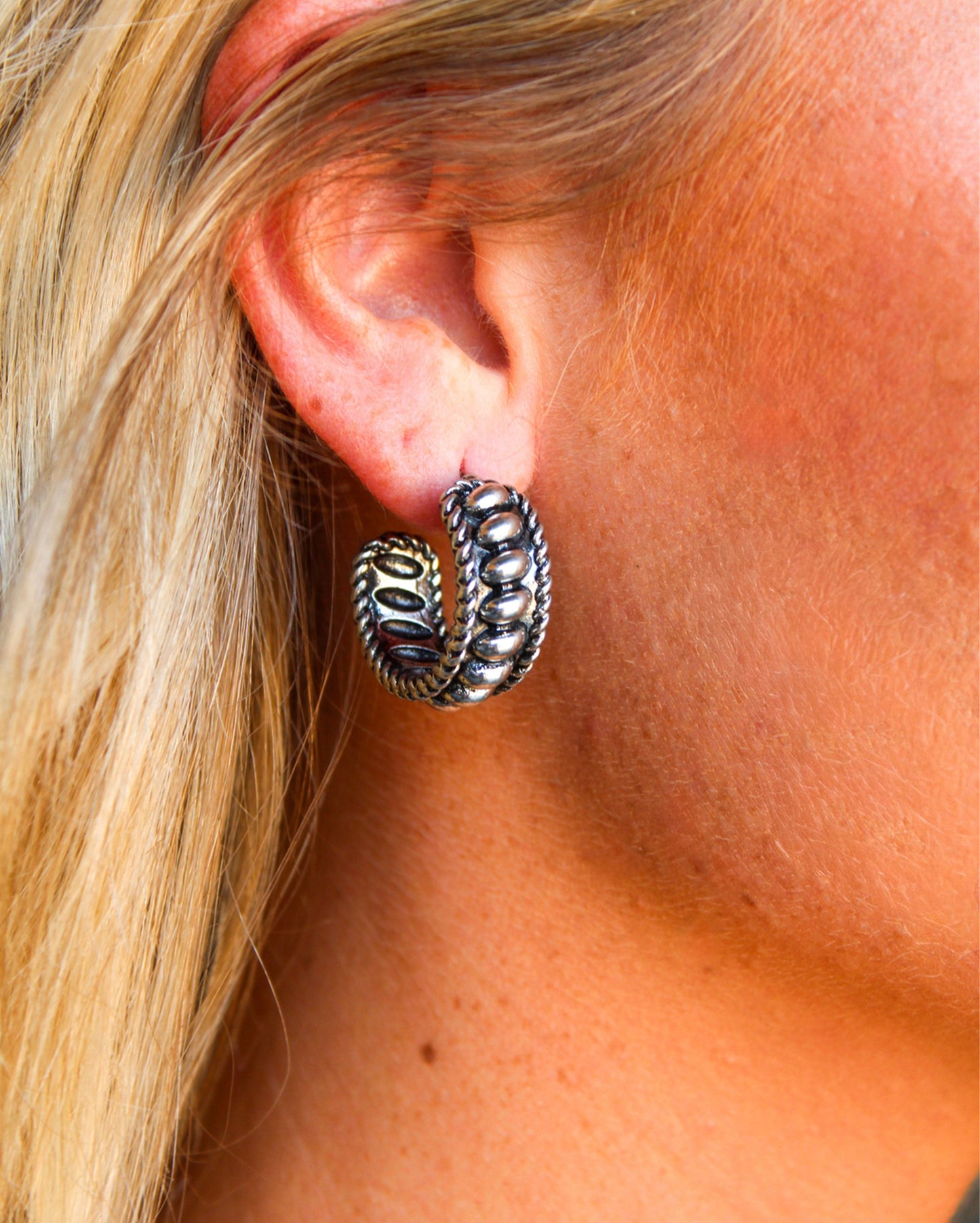Women's 18K White Gold Plated Textured Hoop Earrings - Wc-E28Wg