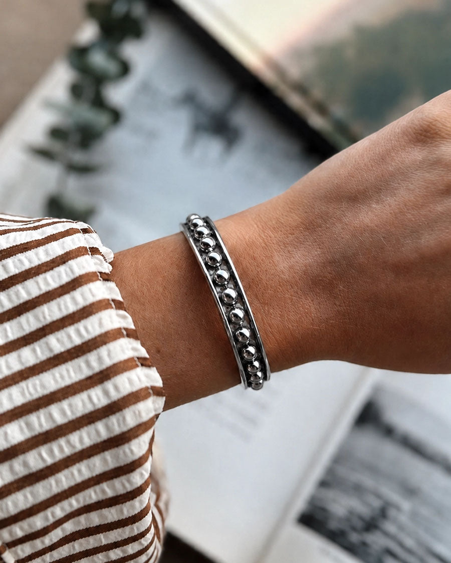 Women's 18K White Gold Thick White Gold Burnished Dotted Bangle Bracelet - Wc-Br09Wg